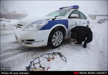 تردد در برخی جاده های کرمان به کندی در حال انجام است/ تداوم بارش برف در جاده های کرمان