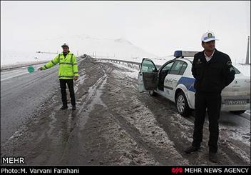 سطح جاده های زنجان لغزنده است 