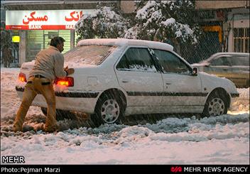 شهرها و روستاها همچنان در محاصره برف/ خروج آب و برق و نان از مدار 