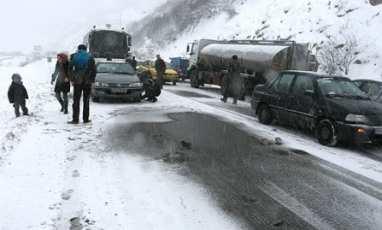 تردد در جاده های کرمانشاه با زنجیر چرخ امکان پذیر است/ باز بودن تمام راه های اصلی استان