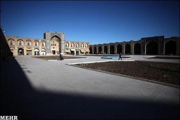 طرح قالی کرمان بر پیکر میدان تاریخی گنجعلیخان/ پیر سپید موی خاطرات کرمان را در سینه دارد