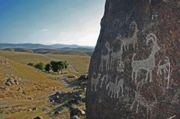 "شتر سنگ" یادگاری از اعماق تاریخ خراسان / سنگ نگاره ای که نقوش اسرار آمیز دارد