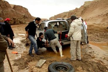 5 خودرو به دلیل عدم توجه به مسدود بودن محور گرمسار - قم گرفتار شنزار شدند