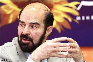 حبیب‌الله صادقی در «سوگواره رنگ‌ها» تابلوی نقاشی خلق می‌کند