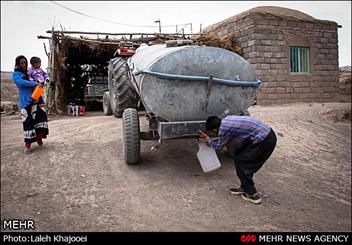 لب های خشکیده روستاهای همدان و تانکرهایی که نجاتگر شده اند/ خروج نیمی از چشمه و قنوات همدان از مدار