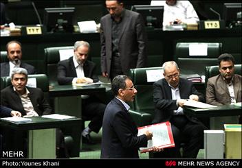 رایزنی گسترده معاونان پارلمانی وزارتخانه ها و وزرا در دفاع از فرجی دانا