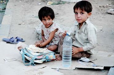 کودکان قربانی پدیده «زمان فروشی»/ تشدید فقر قابلیتی در کودکان