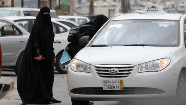 Saudi clerics protest outside king's palace, blame US for women driving