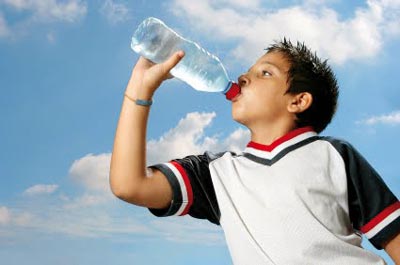 کم آبی بدن چه بلایی سر انسان می آورد/روزانه چقدر آب بخوریم