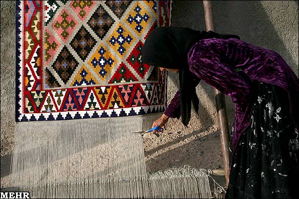 گره دلالان بر هنر دست بافندگان؛  صنایع دستی دروازه راهیابی به بازارهای جهانی است